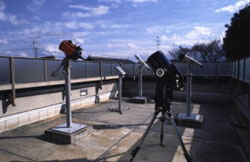 望遠鏡、双眼鏡が設置される星見台の写真