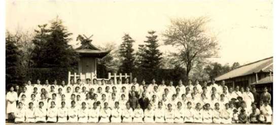 奉安殿前の大日本婦人会
