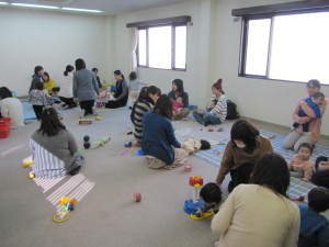 上植野コミュニティセンターで子どもを遊ばせながら親同士交流している写真