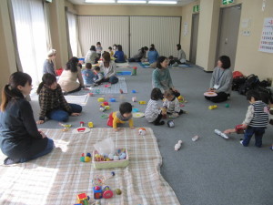 物集女コミュニティセンターで子どもを遊ばせながら親同士交流している写真