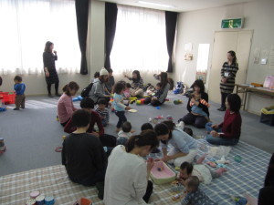 寺戸コミュニティセンターで子どもを遊ばせながら親同士交流している写真