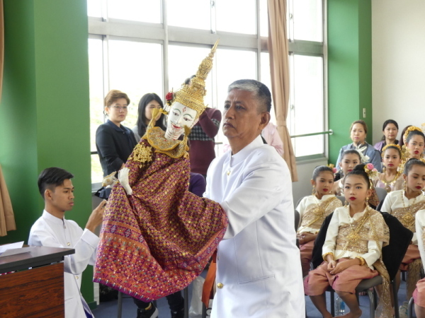 パンジャシクラ伝統芸術団が人形劇を行う様子