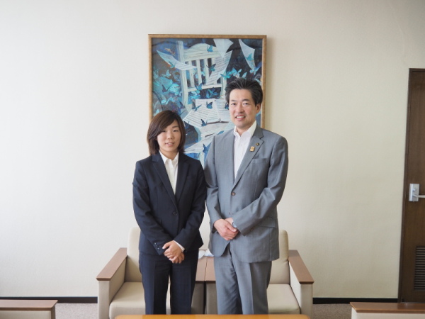 安田市長と伊藤真実さんの記念写真