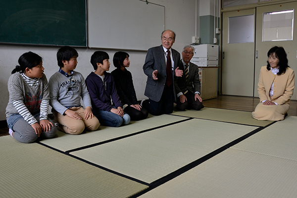 京都畳技術専門学院の学生が手縫いで製作しました畳を寄贈いただきました