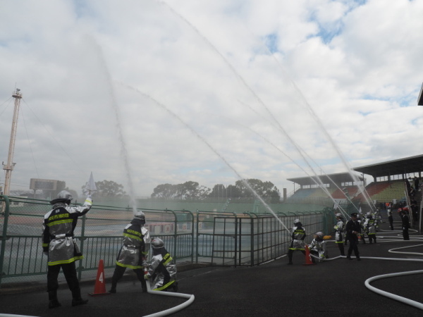 競輪場での消防団員による一斉放水