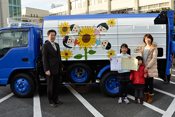 坂根美咲さんと収集車に描かれた作品