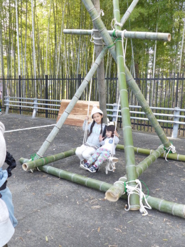 竹ブランコで遊ぶ2人の子供
