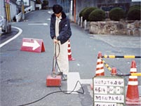 （写真）公道上での漏水調査作業の写真