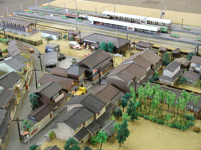 （写真）国鉄向日町駅と駅前町並み模型