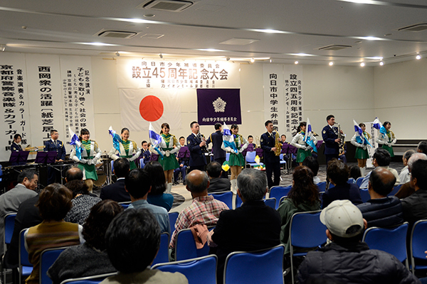 フィナーレを飾る京都府警察音楽隊とカラーガード隊