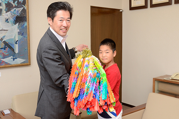 安田市長から多くの折り鶴を受け取った子どもの写真