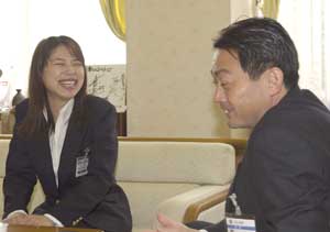 （写真）岡野さんと久嶋市長