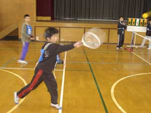 （写真）大人も子どももワイワイスポーツデー、ショートテニス