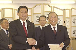 （写真）四方綾部市長と久嶋向日市長が覚書を締結
