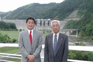 （写真）仲村日吉町長と水源地日吉ダムを視察する久嶋市長