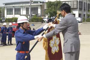 （写真）消防団の団旗を新調、引き渡し式が行われる