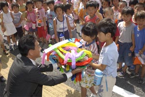 （写真）保育園児が平和の折り鶴を市長に託す