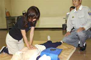 （写真）救急隊員の指導を受けて、心臓マッサージの講習