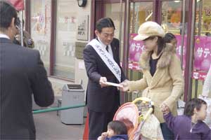 （写真）サティ前で街頭啓発する久嶋市長