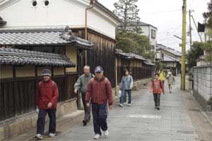 （写真）歴史の道（上植野町）を歩く参加者たち