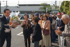 （写真）市民の皆様に出迎えられて初登庁する久嶋市長