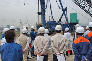 （写真）石田川2号幹線雨水トンネル発進立抗の工事現場を訪れる参加者ら