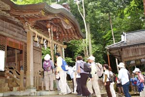 （写真）阿須々伎（あすすき）神社を訪れた参加者たち