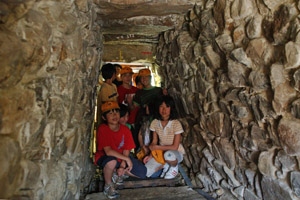 （写真）古墳内部の石室を見学する小学生