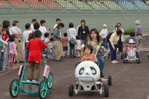（写真）おもしろ自転車を楽しむ子どもたち