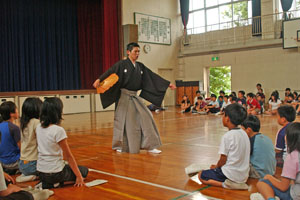 （写真）小学生を前に祝舞「高砂」を舞う吉田さん