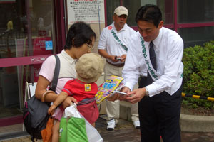 （写真）広報物を手渡す久嶋市長