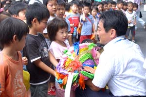 （写真）久嶋市長に折り鶴を手渡す保育所の子どもたち