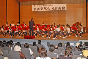 （写真）寺戸中学校吹奏楽部の演奏の様子