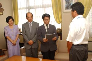 （写真）提言書を久嶋市長に手渡す安本典夫委員長