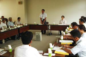 （写真）会議の冒頭であいさつを述べる久嶋市長
