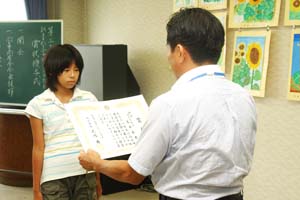 （写真）久嶋市長から向日市長賞の表彰を受ける受賞者