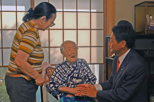 （写真）市内で最も長生きされている桐山さんと久嶋市長