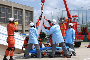 （写真）倒壊家屋からのけが人の救助訓練を行う隊員たち