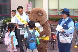 （写真）向日町サティ前で買い物客に交通安全を呼びかける久嶋市長