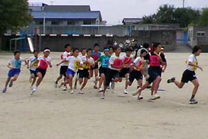 （写真）乙訓小学生駅伝で力走する子供たち