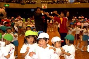 （写真）乙訓地区私立幼稚園園児大会でお遊戯を披露する子どもたち