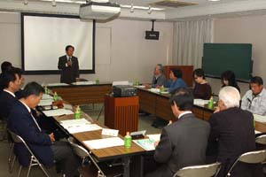 （写真）委員会の冒頭であいさつする和田副市長