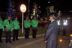 （写真）防犯推進委員、向日町署員など警戒に参加した方々を激励する久嶋市長