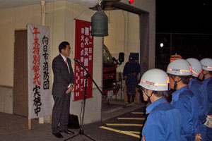 （写真）特別警戒中の消防団員を激励する久嶋市長