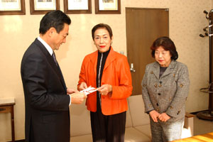 （写真）久嶋市長に寄付を手渡す奈佐ソロプチミスト京都−西山会長