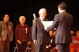 （写真）久嶋市長から表彰を受ける村瀬さんら