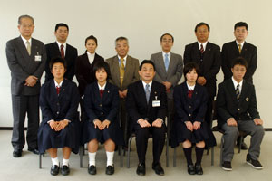 （写真）選抜大会に出場する運動クラブの選手・主将ら4人、顧問の先生方と久嶋市長、奥村教育長