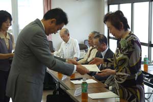 （写真）久嶋市長から委嘱状を受ける市民委員