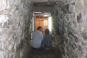 （写真）石室をのぞき込む見学者たち