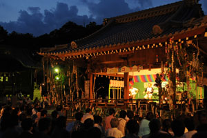 （写真）向日神社舞楽殿で演奏が行われました